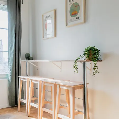 Appartement Delicate Bathed In Sunlight Parijs