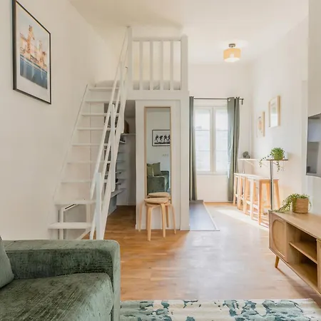 Delicate Bathed In Sunlight Appartement Parijs