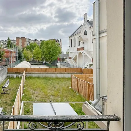 Daire Delicate Bathed In Sunlight *