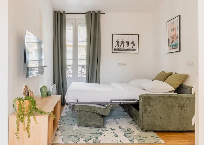 Delicate Bathed In Sunlight * Paris